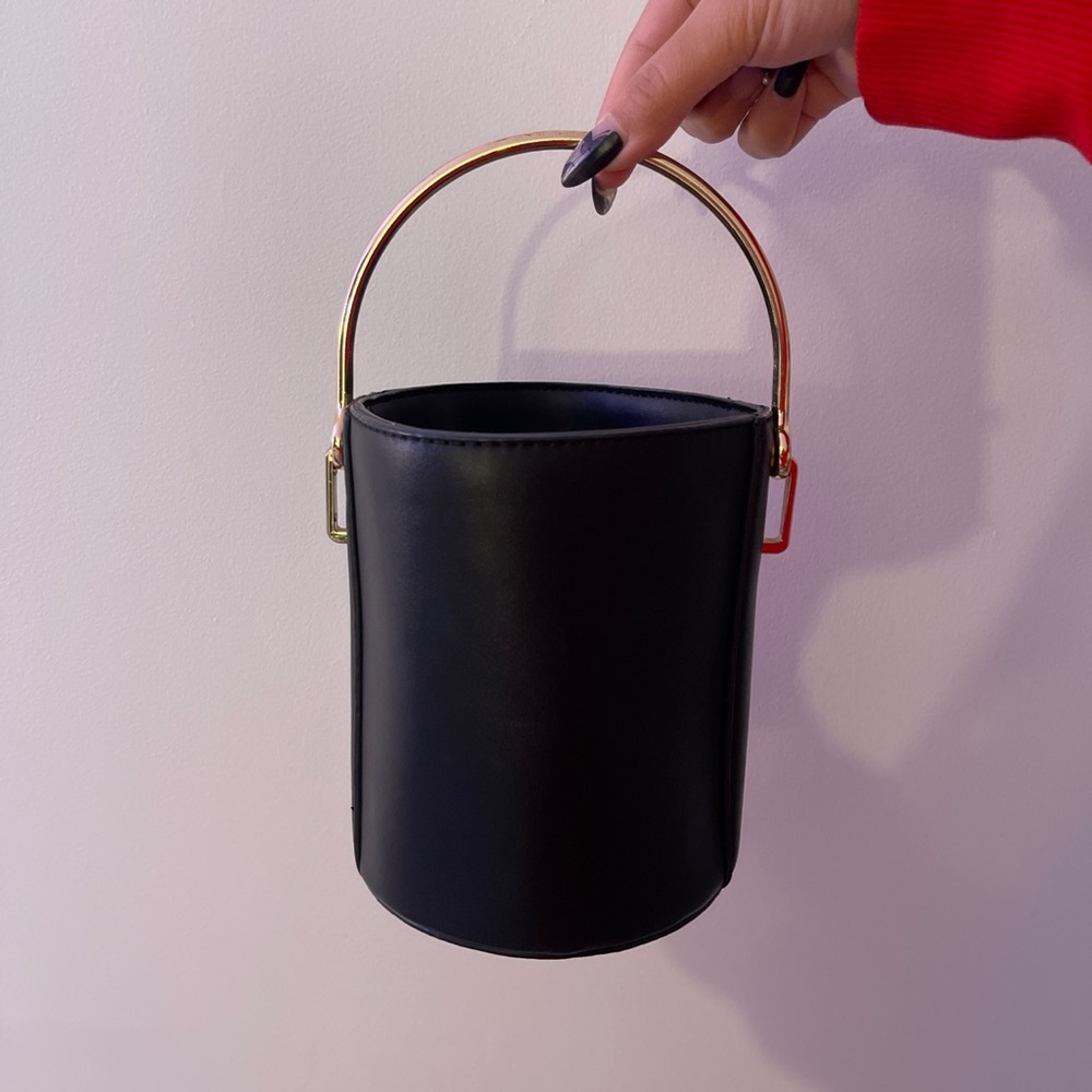 Black bucket bag 
No Brand